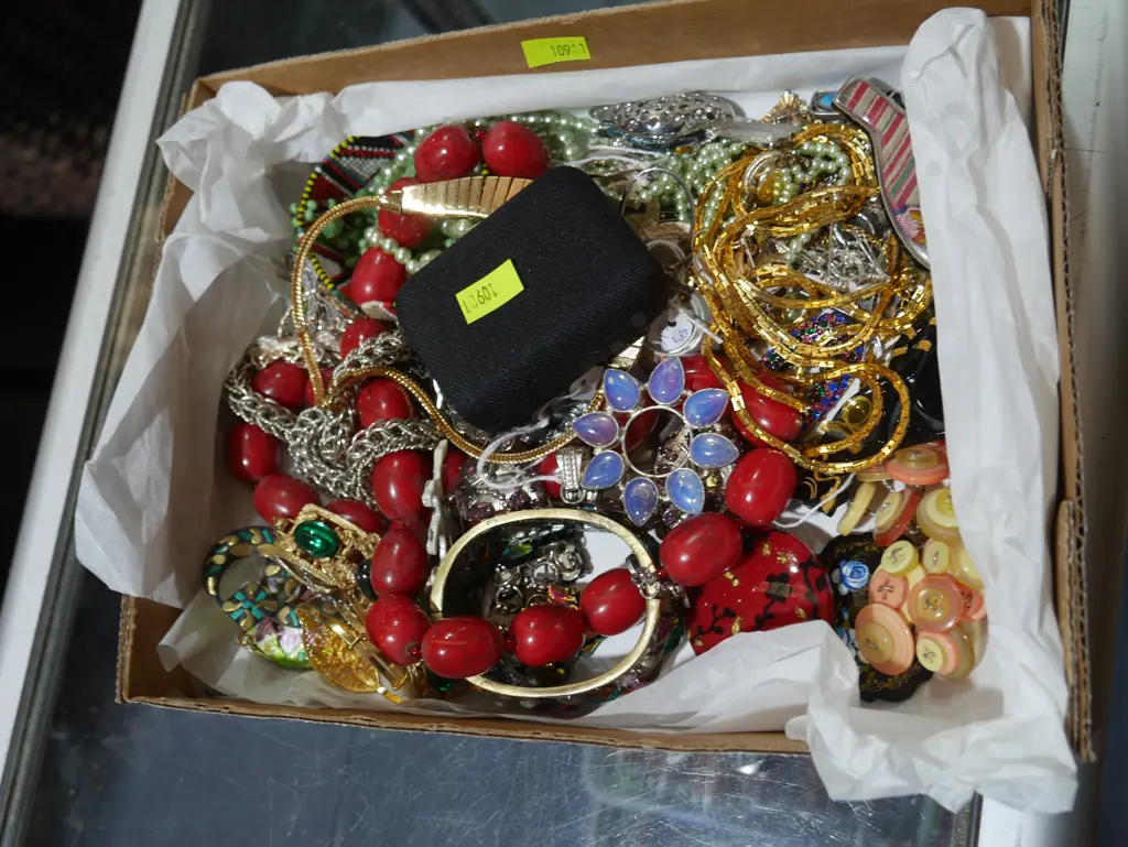 Costume jewellery and a Sterling silver necklace Image 1++