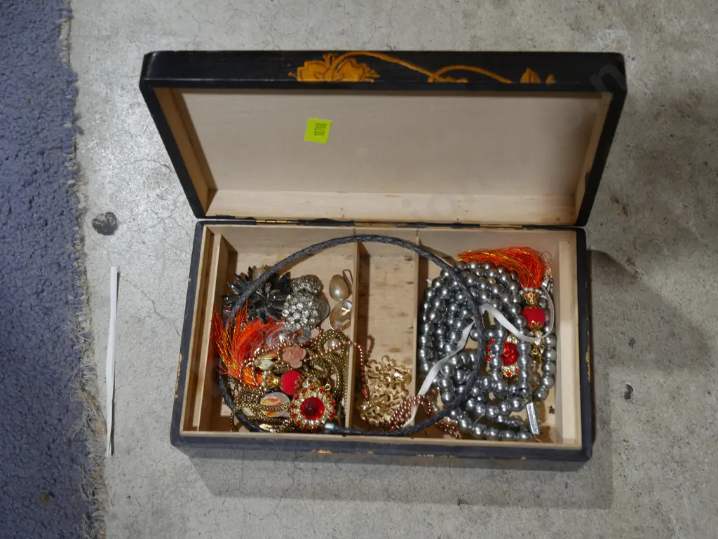 Costume jewellery Image 1++