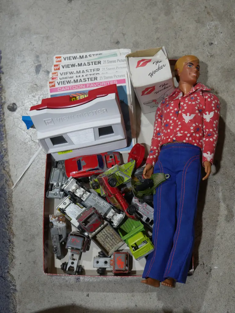 Fun-ho miniatures, view-master and reels, a Ken doll Image 1++