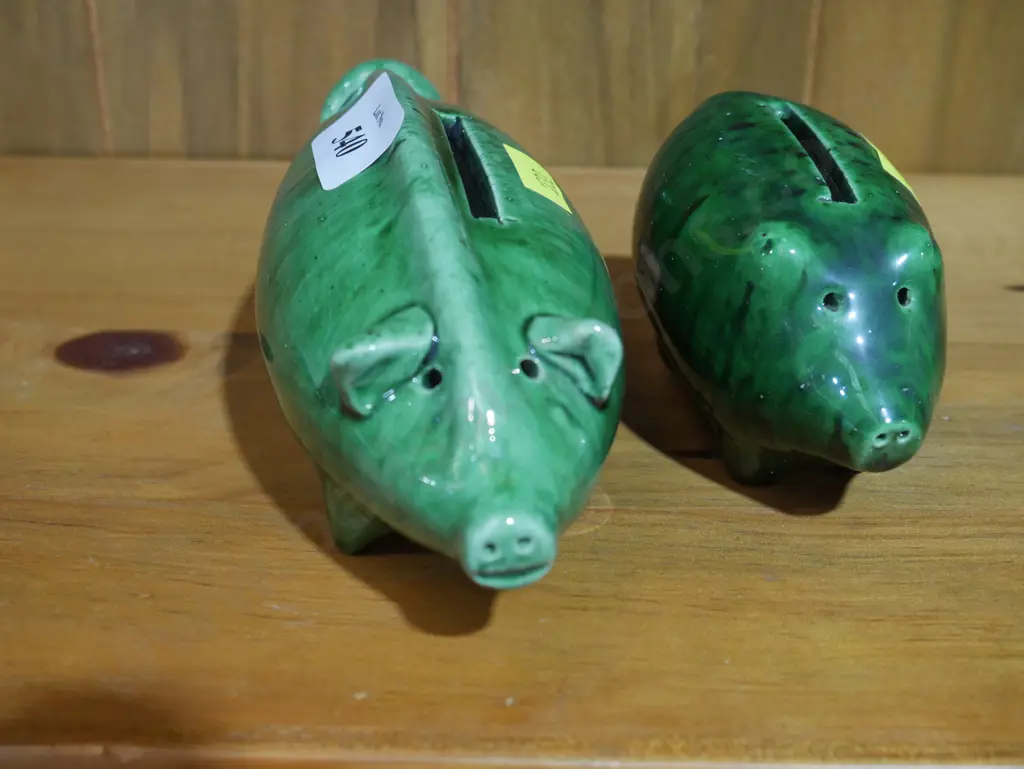 2 pottery pigs, with label,  Kunsthandel Siegersma Wolvega Image 1++