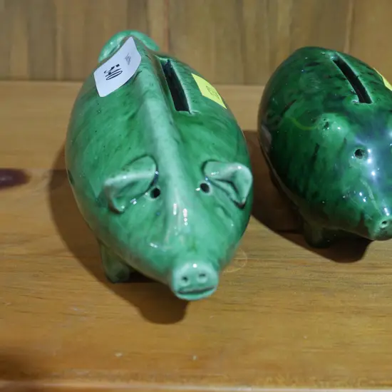 2 pottery pigs, with label,  Kunsthandel Siegersma Wolvega