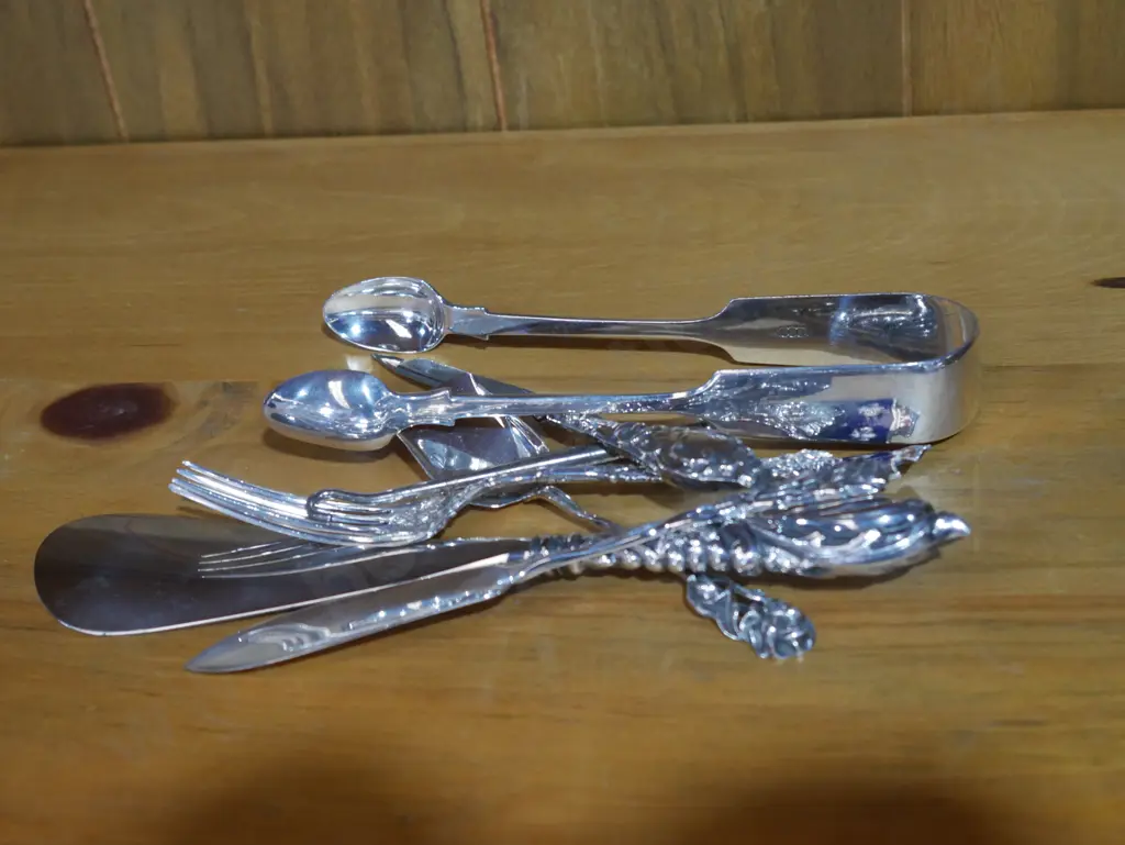 Silver manicure set etc including some sterling silver Image 1++