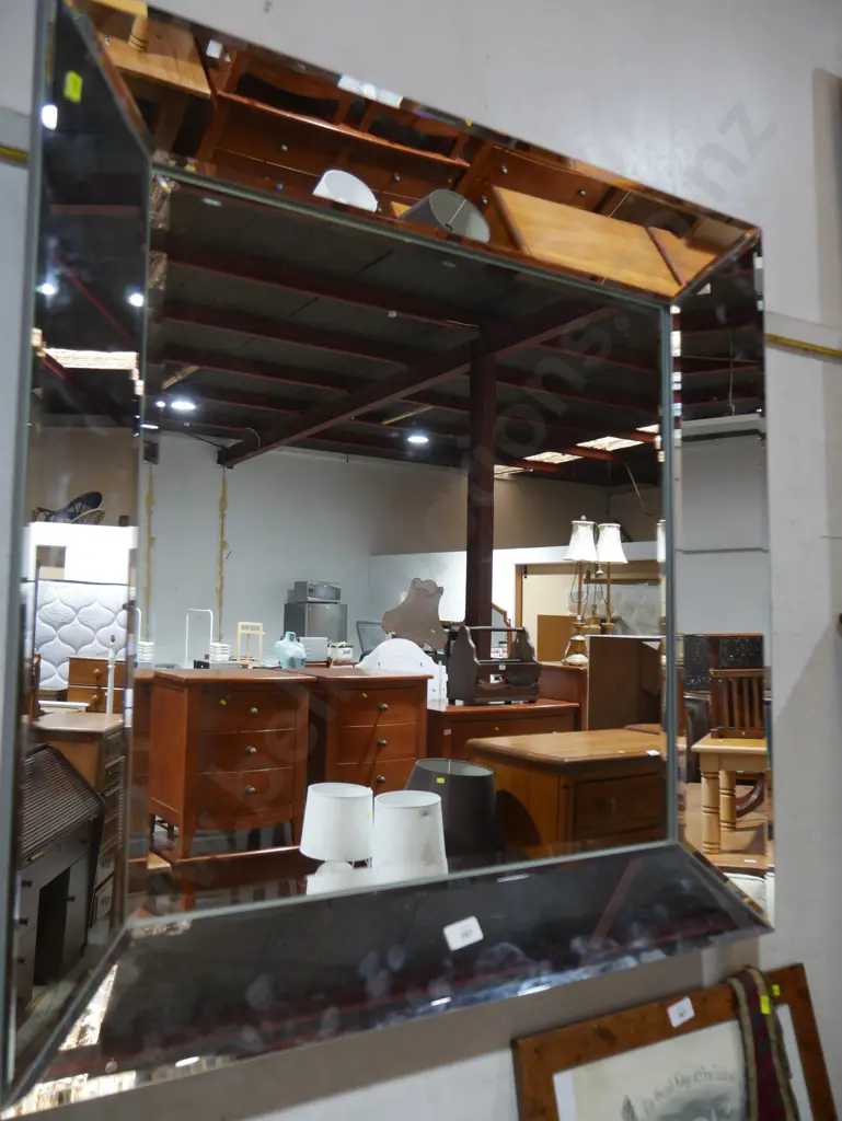 Bevelled mirror Image 1++