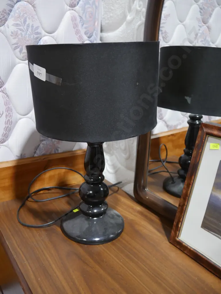 Black table lamp Image 1++