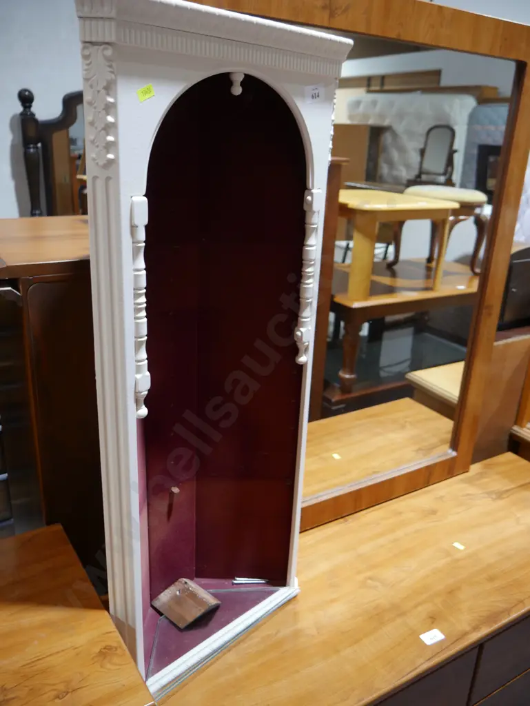 White corner display shelf Image 1++