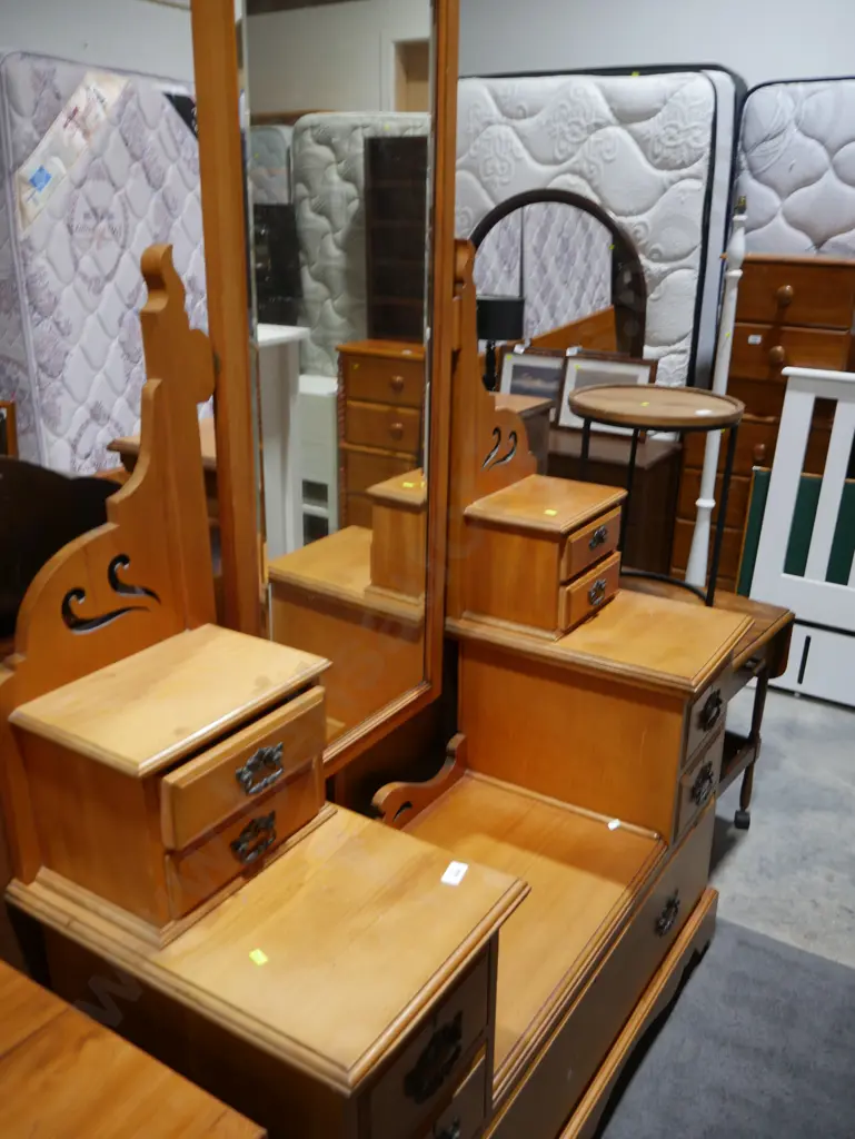 Mirror back dresser Image 1++