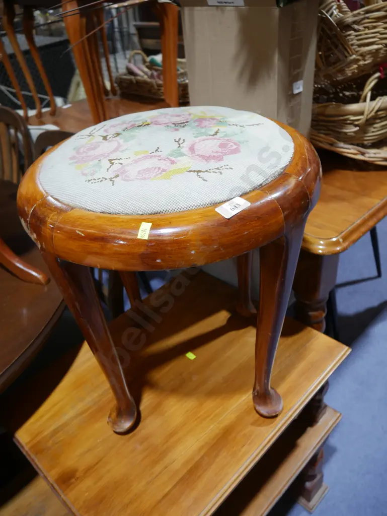 Tapestry top stool Image 1++