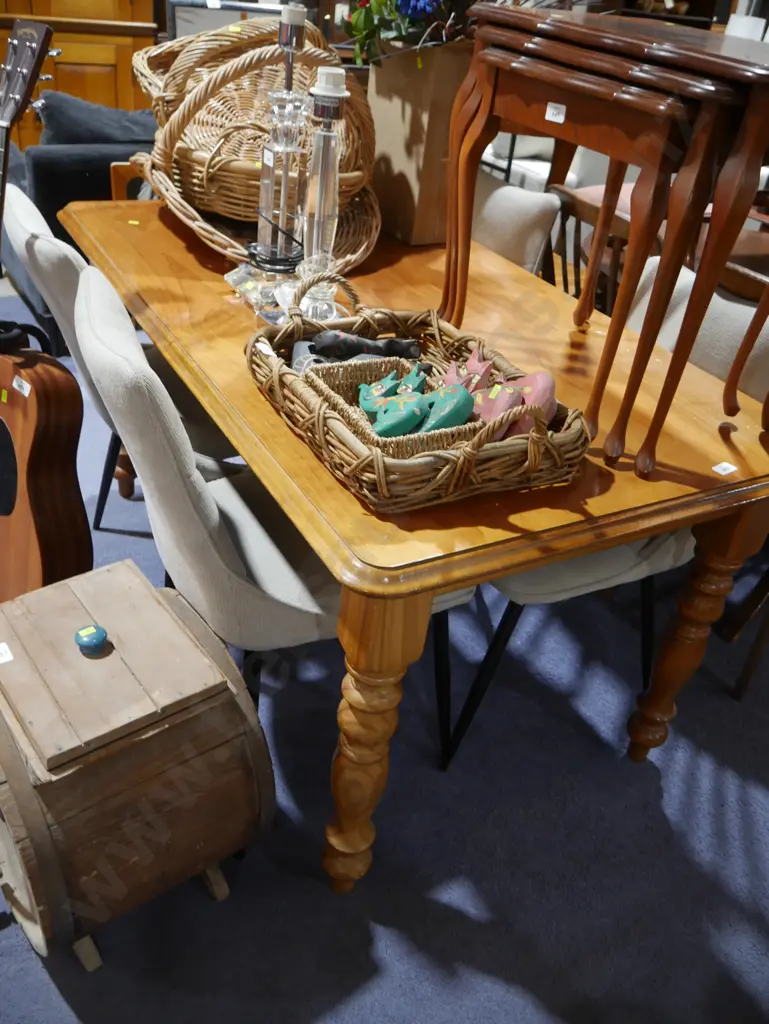 Dining table and 4 chairs Image 1++