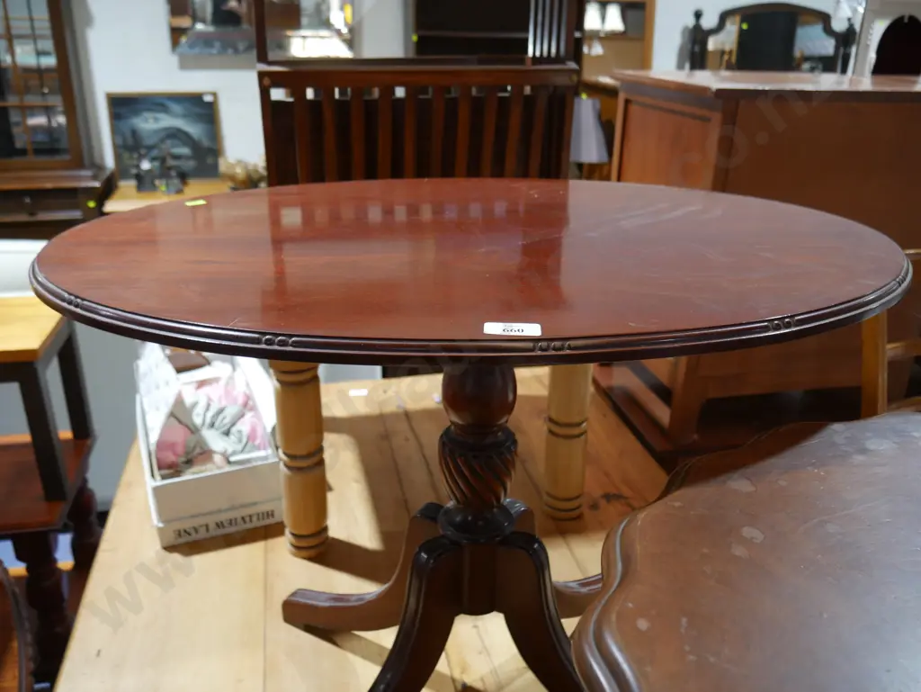 Mahogany occasional table Image 1++