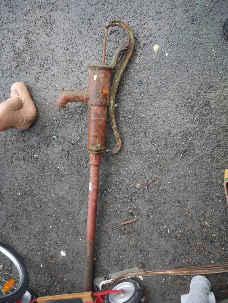 Vintage water pump Image 1++