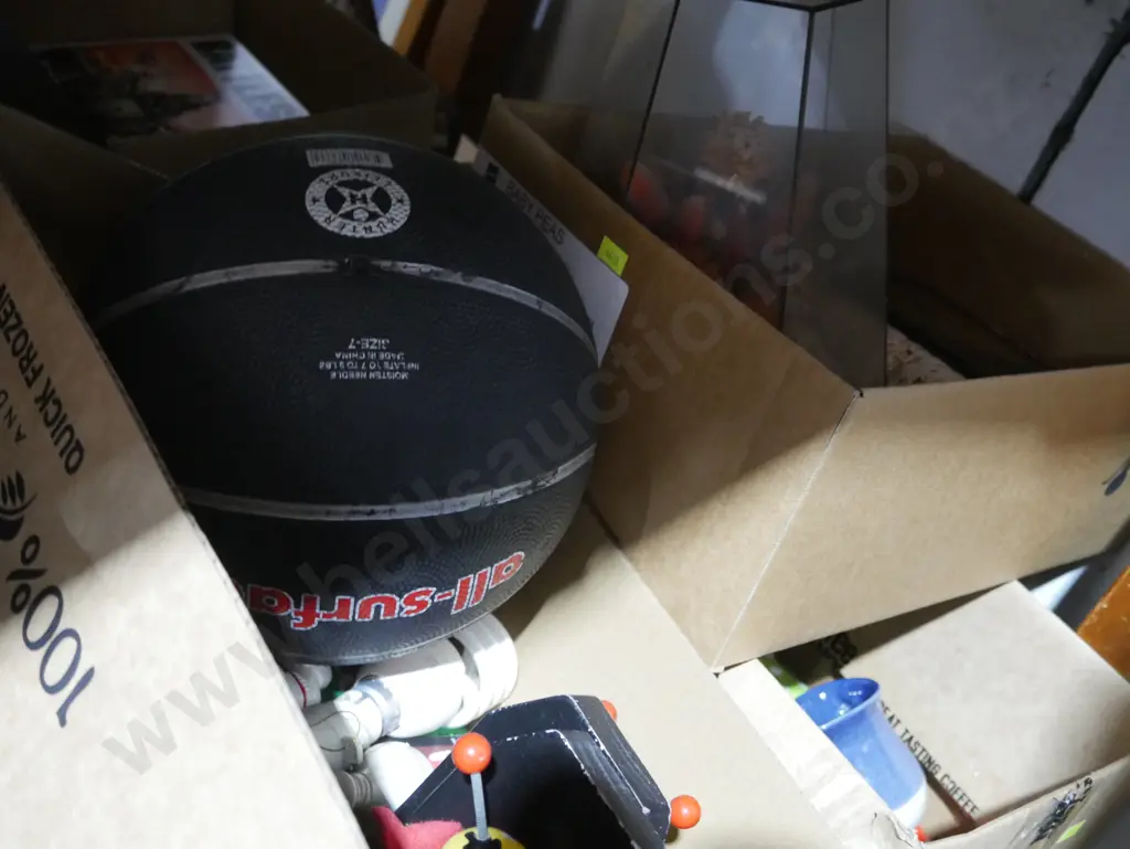 Many boxes of jigsaw puzzles, kitchenware, sundries Image 1++