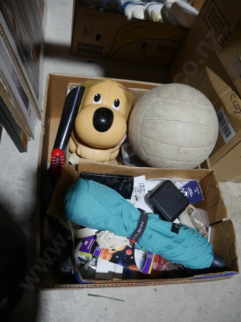 Many boxes of jigsaw puzzles, kitchenware, sundries Image 1++