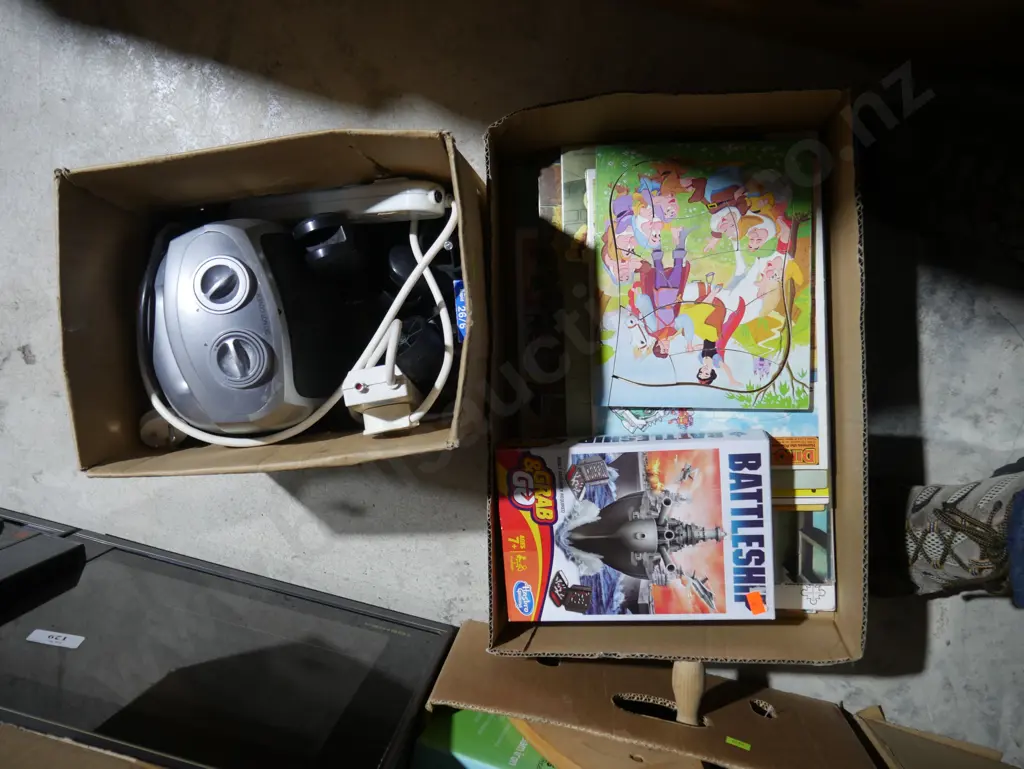 5 boxes sundries and microwave Image 1++