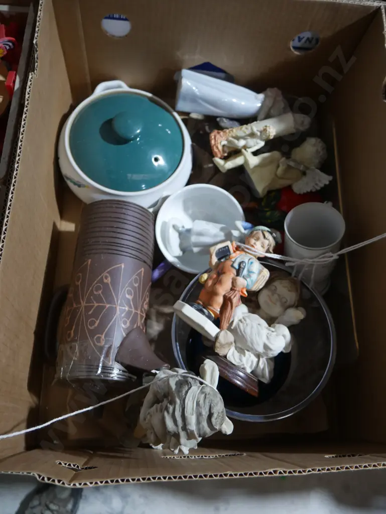 Figurines, stoneware jug etc Image 1++