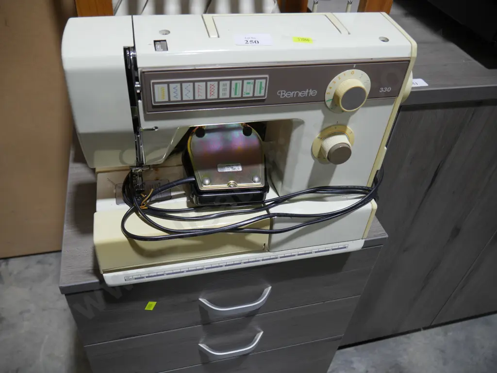 Bernett sewing machine Image 1++