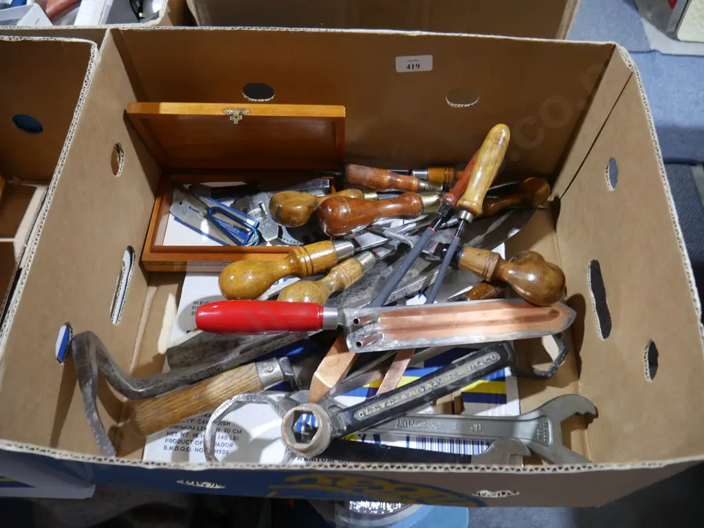 Assorted hand tools Image 1++