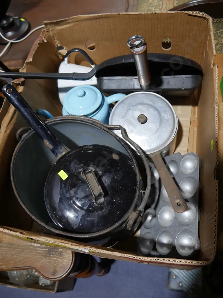 Enamel pots, pans Image 1++