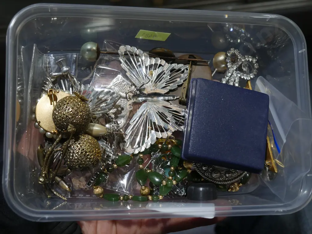 Costume jewellery Image 1++