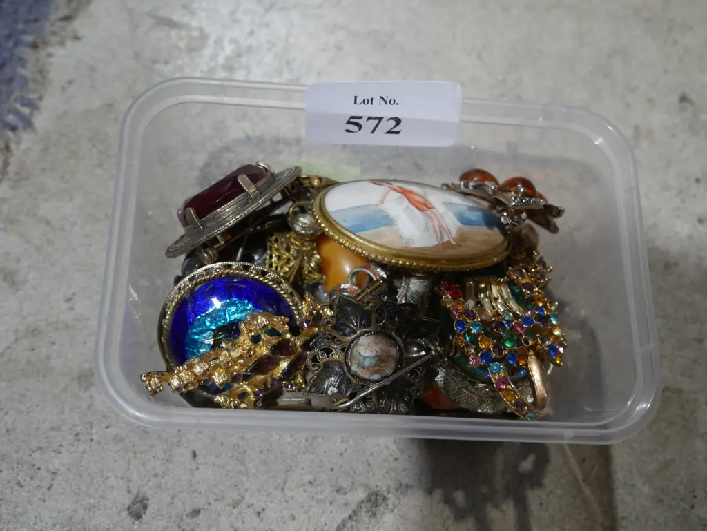 Costume brooches Image 1++