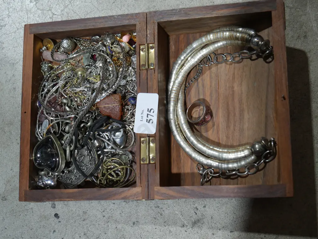 Costume jewellery Image 1++