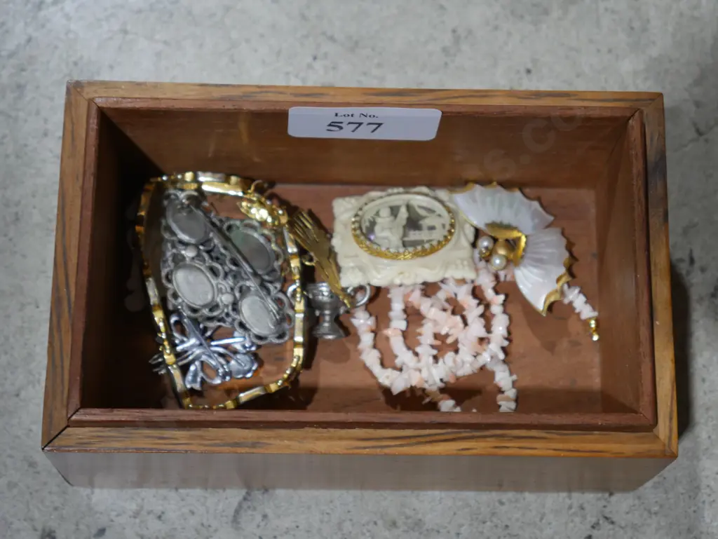 Costume jewellery Image 1++