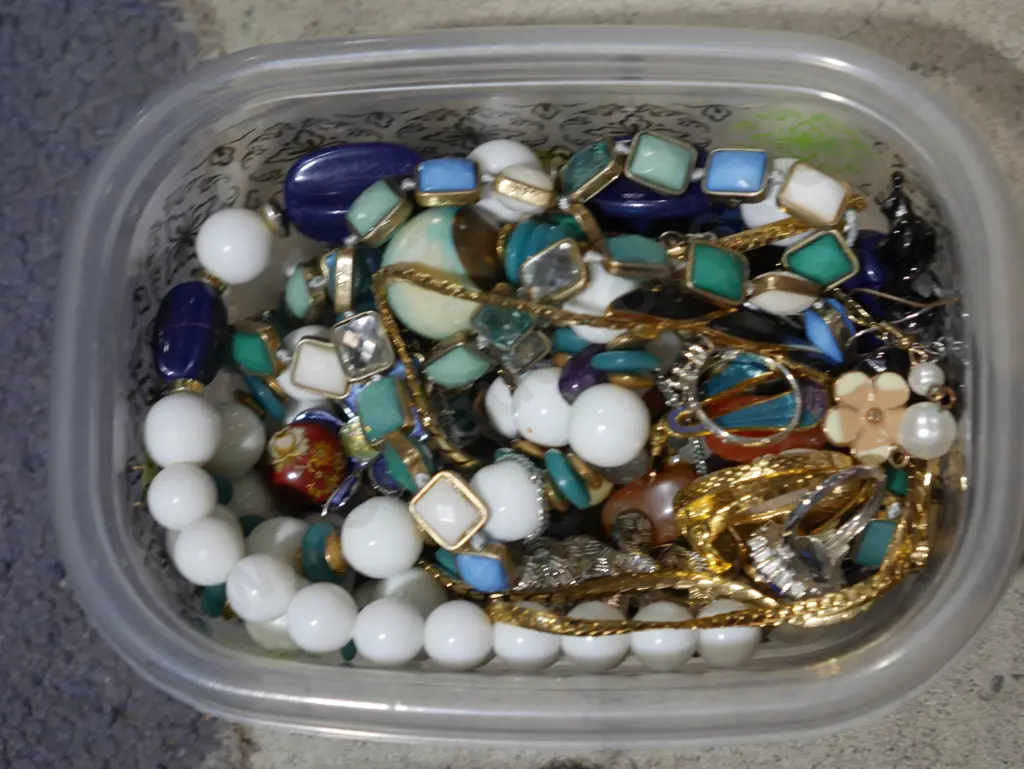 Costume jewellery Image 1++