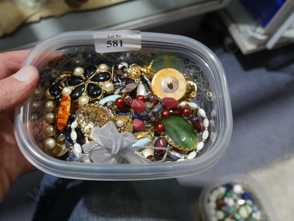 Costume jewellery Image 1++