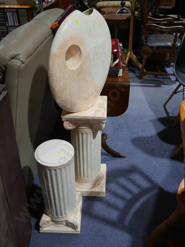 Pedestals and vase Image 1++