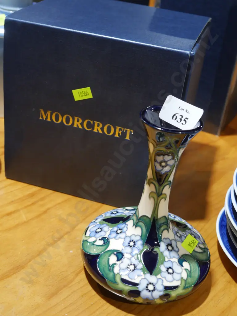Morecroft vase Image 1++