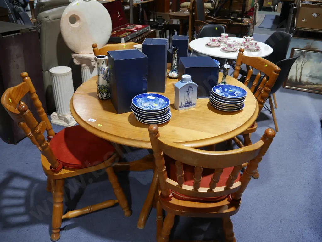 Dining table on four chairs Image 1++