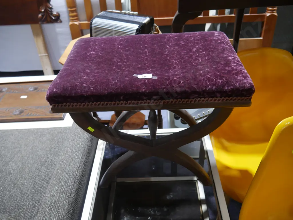 Piano stool Image 1++