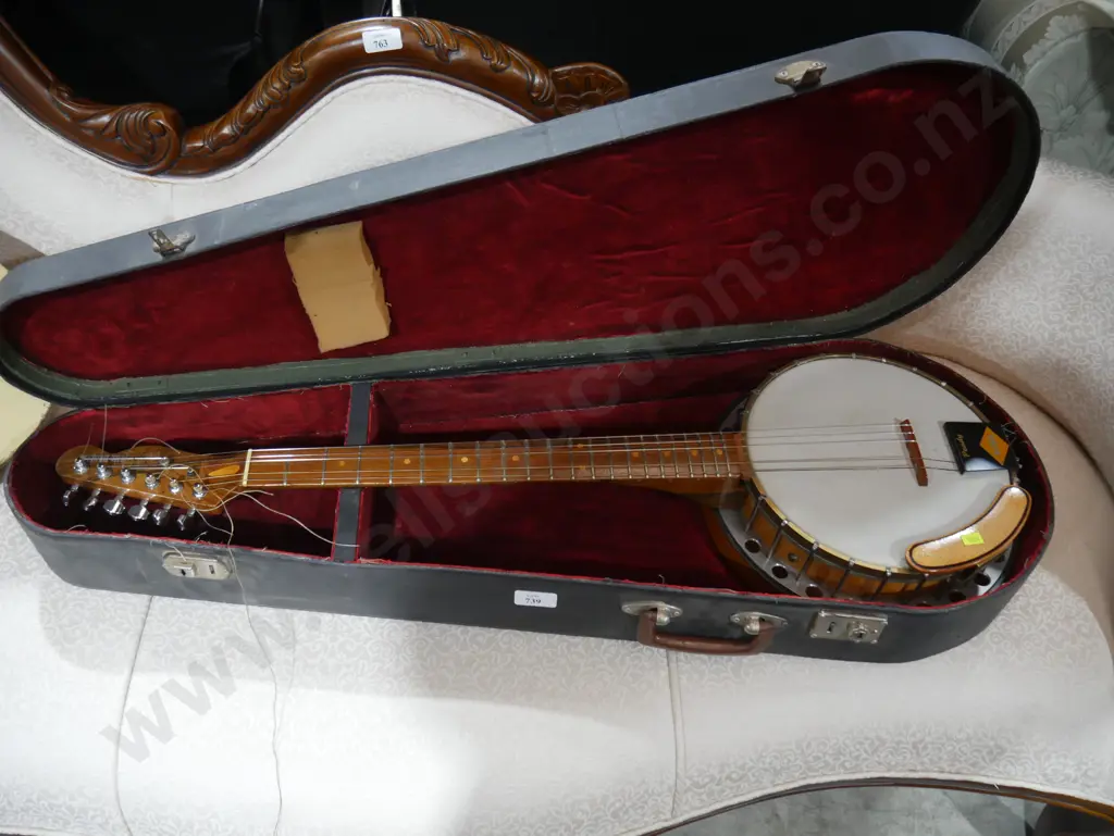 Peady Banjar banjo and case Image 1++