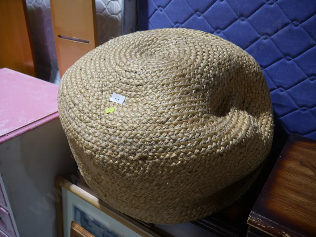 Wicker pouf Image 1++