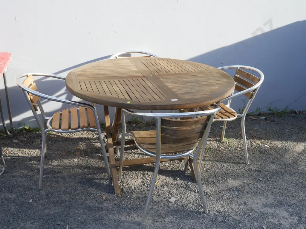 Outdoor table and four chairs Image 1++