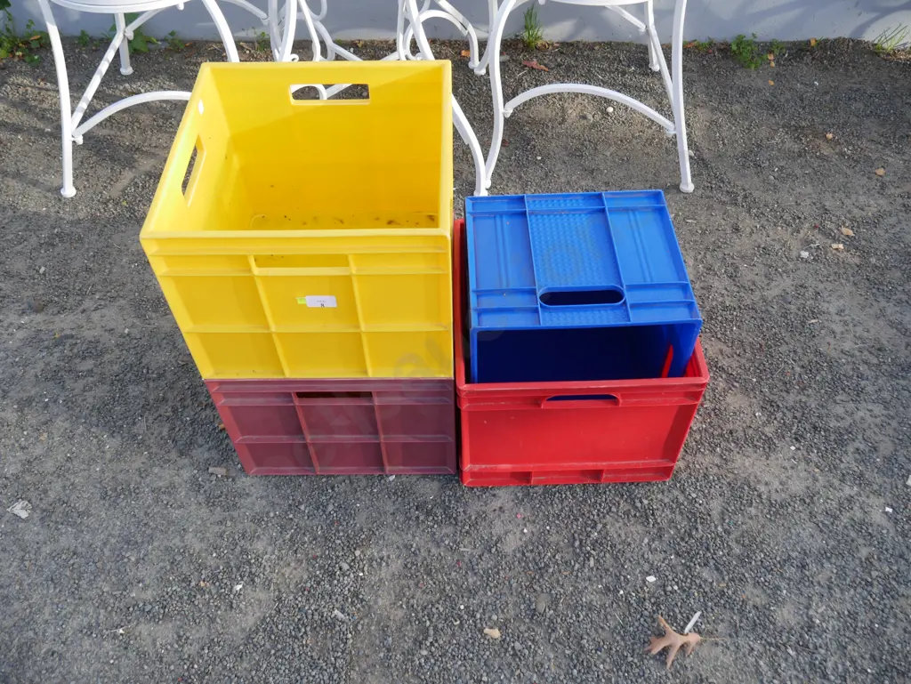 4 plastic storage crates Image 1++