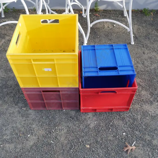4 plastic storage crates
