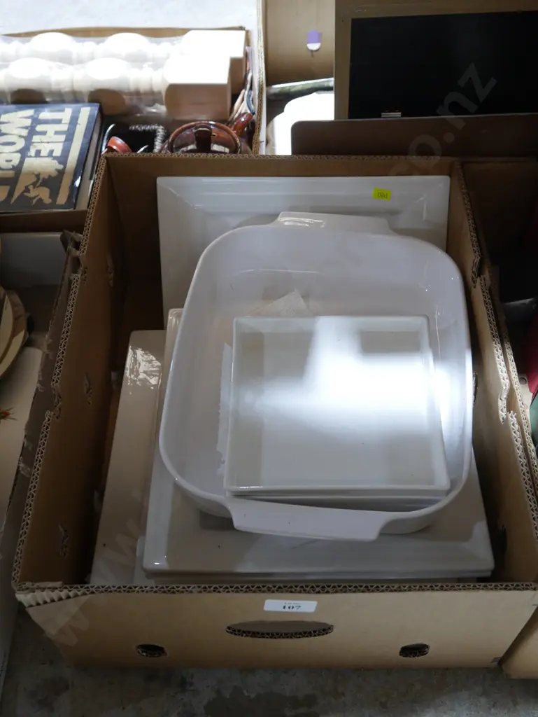 White dinnerware Image 1++