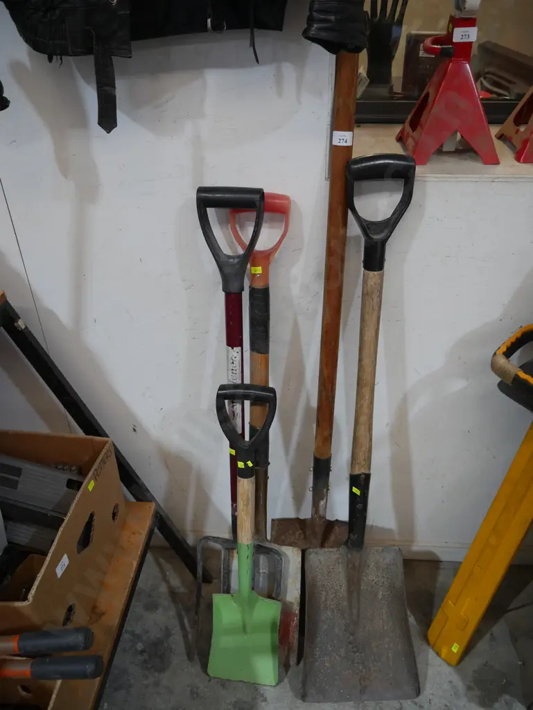 Assorted garden tools Image 1++