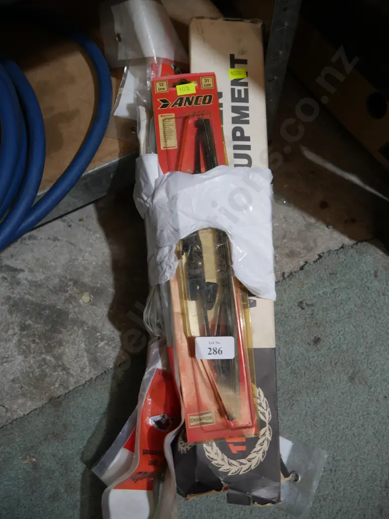 Assorted window wiper blades Image 1++