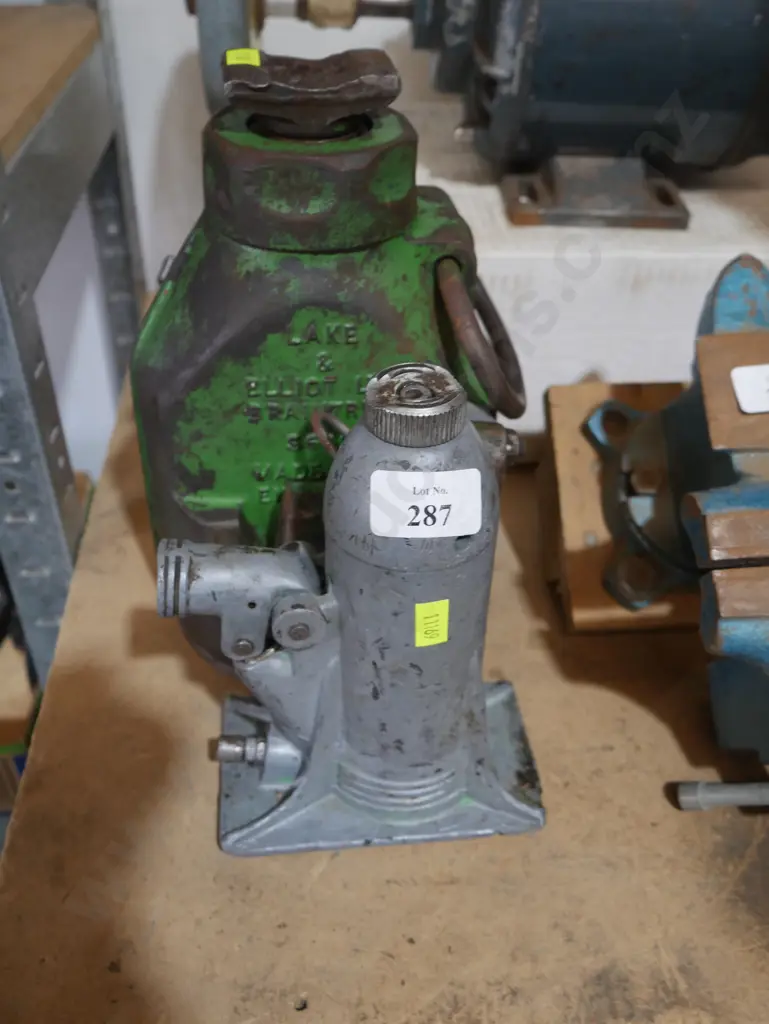 Two bottle jacks Image 1++