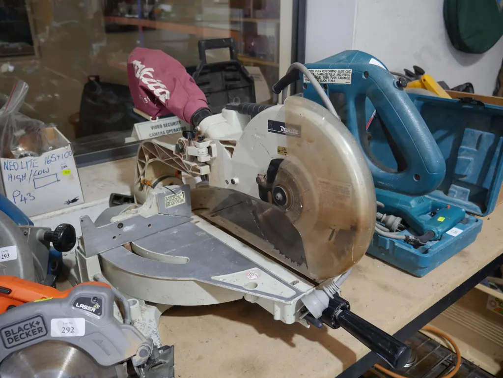 Makita compound saw Image 1++