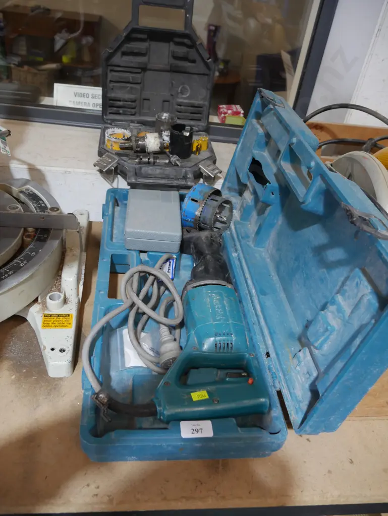 Makita reciprocating saw and hole saw set Image 1++