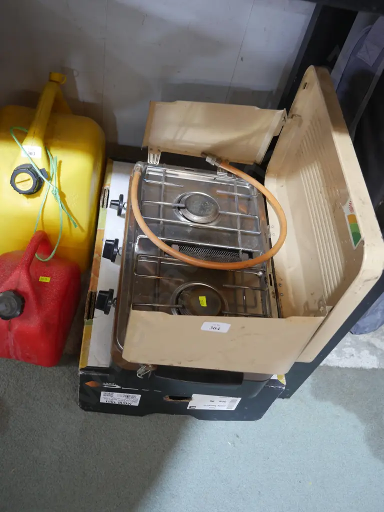 Two burner camp cooker with grill Image 1++