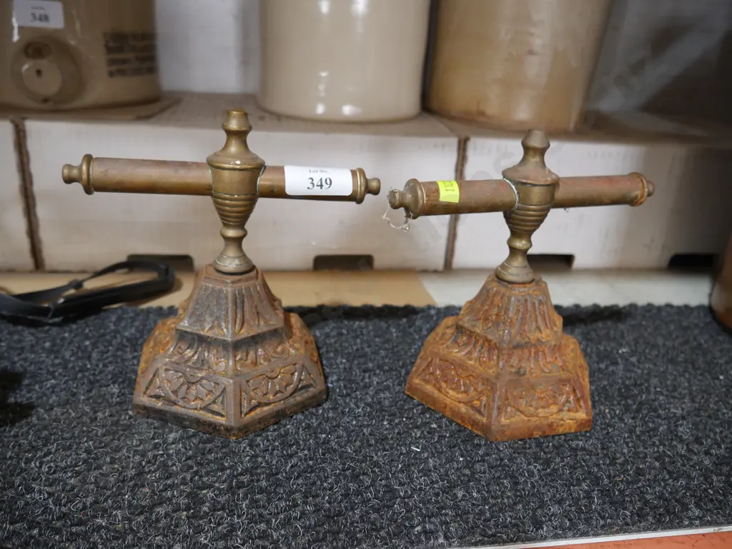 2 cast metal items Image 1++