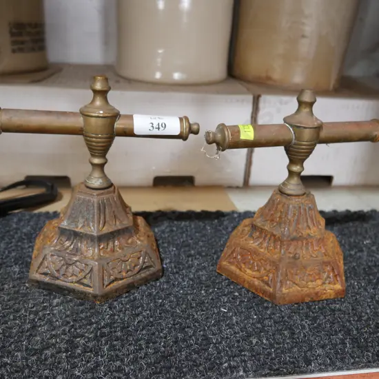 2 cast metal items
