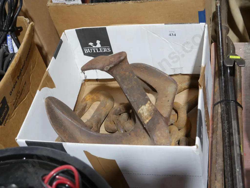 Shoe last and chain Image 1++