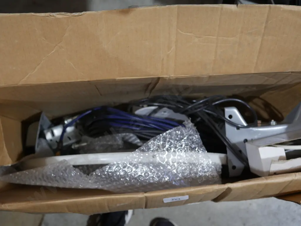 Satellite dish and satellite finder Image 1++