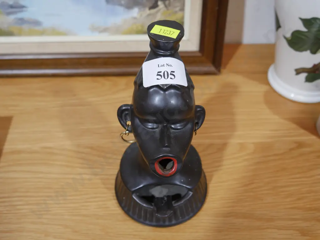 Novelty ashtray Image 1++