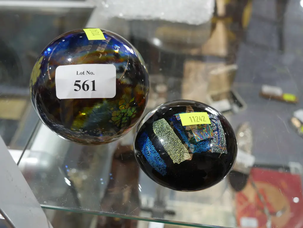 2 Glass paperweights Image 1++