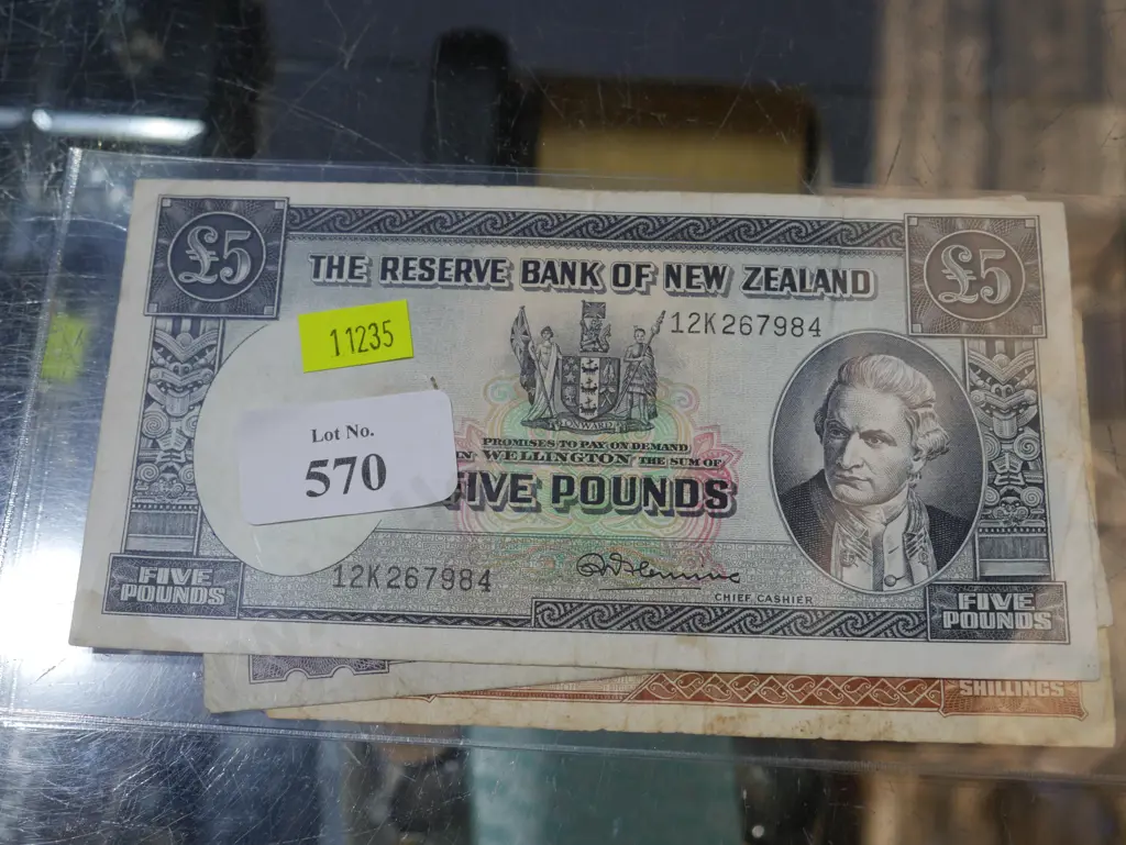 10 shilling,1 and 5 pound notes Image 1++